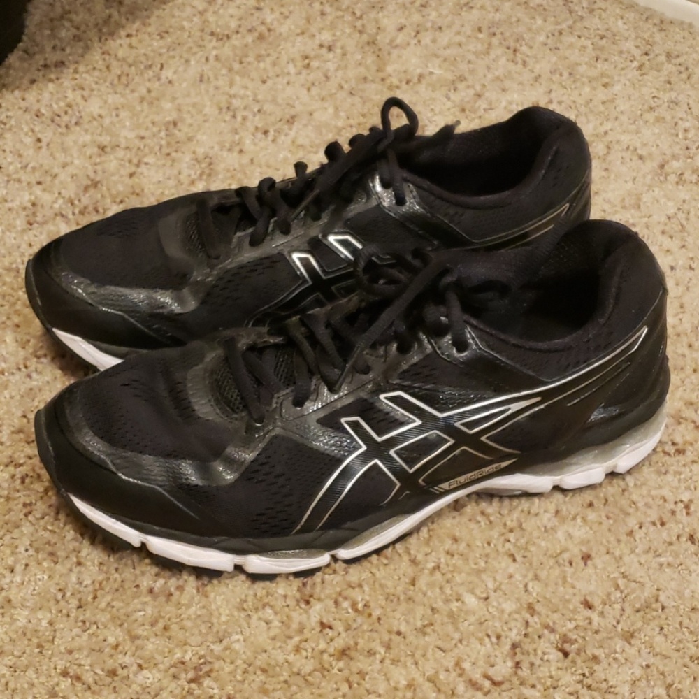 Men's size 9.5 Asics GT-2000 5